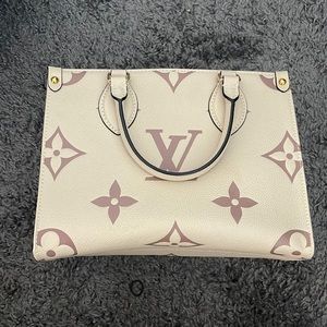 Louis Vuitton OntheGo PM bag
9.8″ x 7.5″ x 4.5″